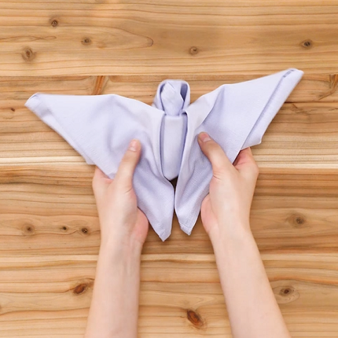 Як скласти із серветки метелика