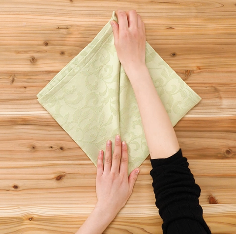 Як скласти серветки на стіл