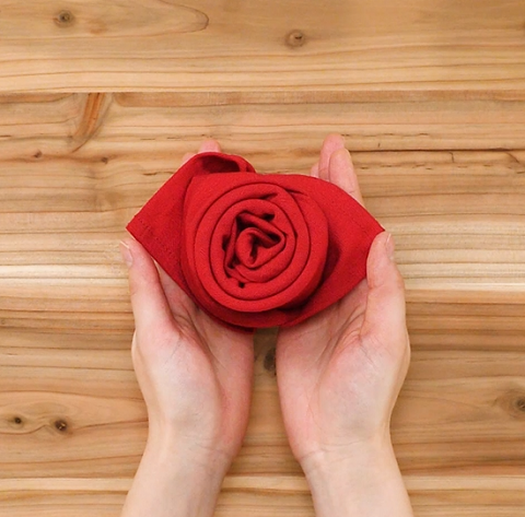 Як зробити троянду з серветки